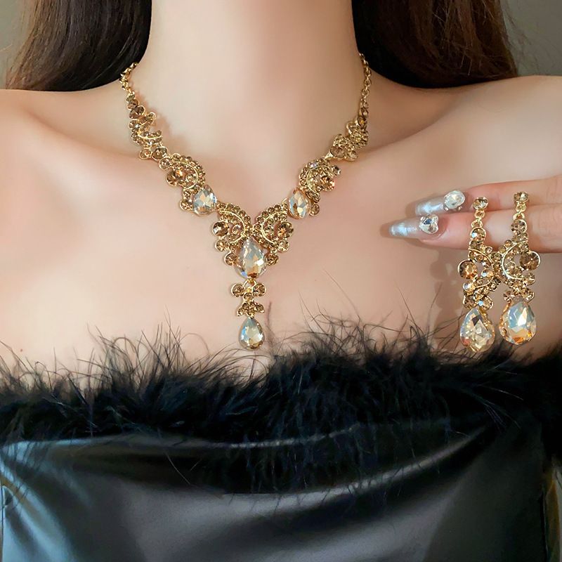 Diamond studded water droplet necklace earring set pendant, luxurious and high-end collarbone chain accessory