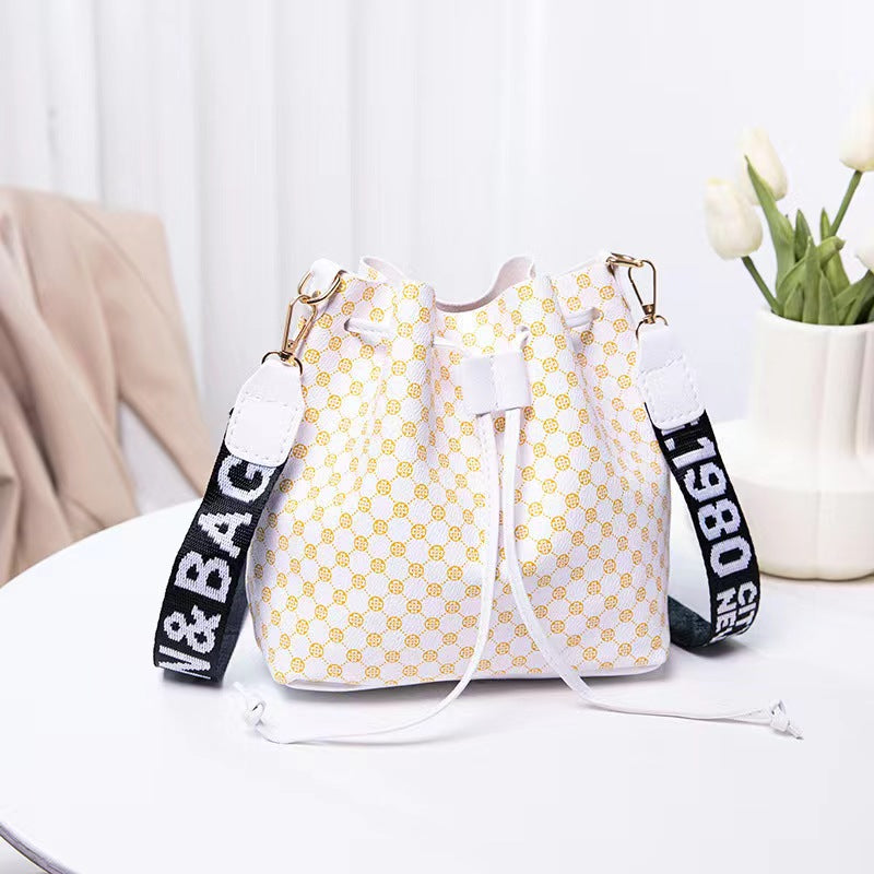 New fashion personality drawstring commuter bag Fashion trend single shoulder crossbody bag