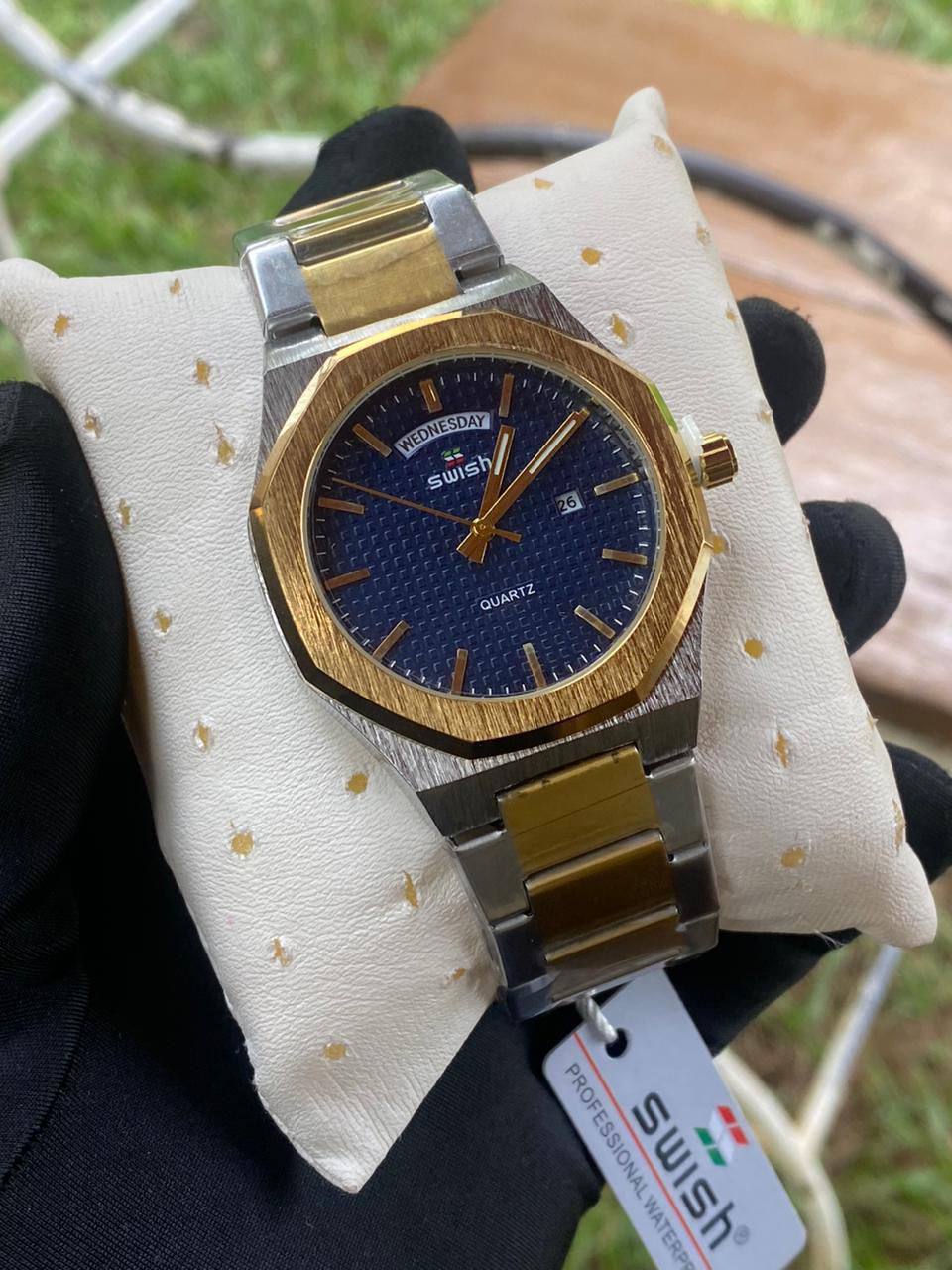 SWISH STYLISH GENTS WATCH DAY/DATE DISPLAY BATTERY POWERED STAINLESS STEEL WATER RESISTANT ENQUIRIES