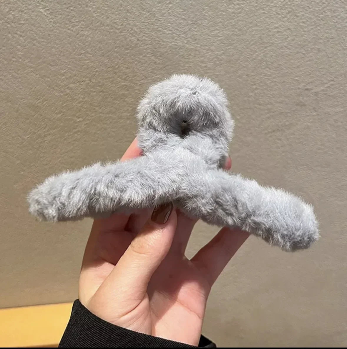 Winter Faux Fur Hair Claw for Women Elegant Acrylic Crab Barrette Hairpin Girl-Hair Accessories Furry Headwear Hair Claw Clip