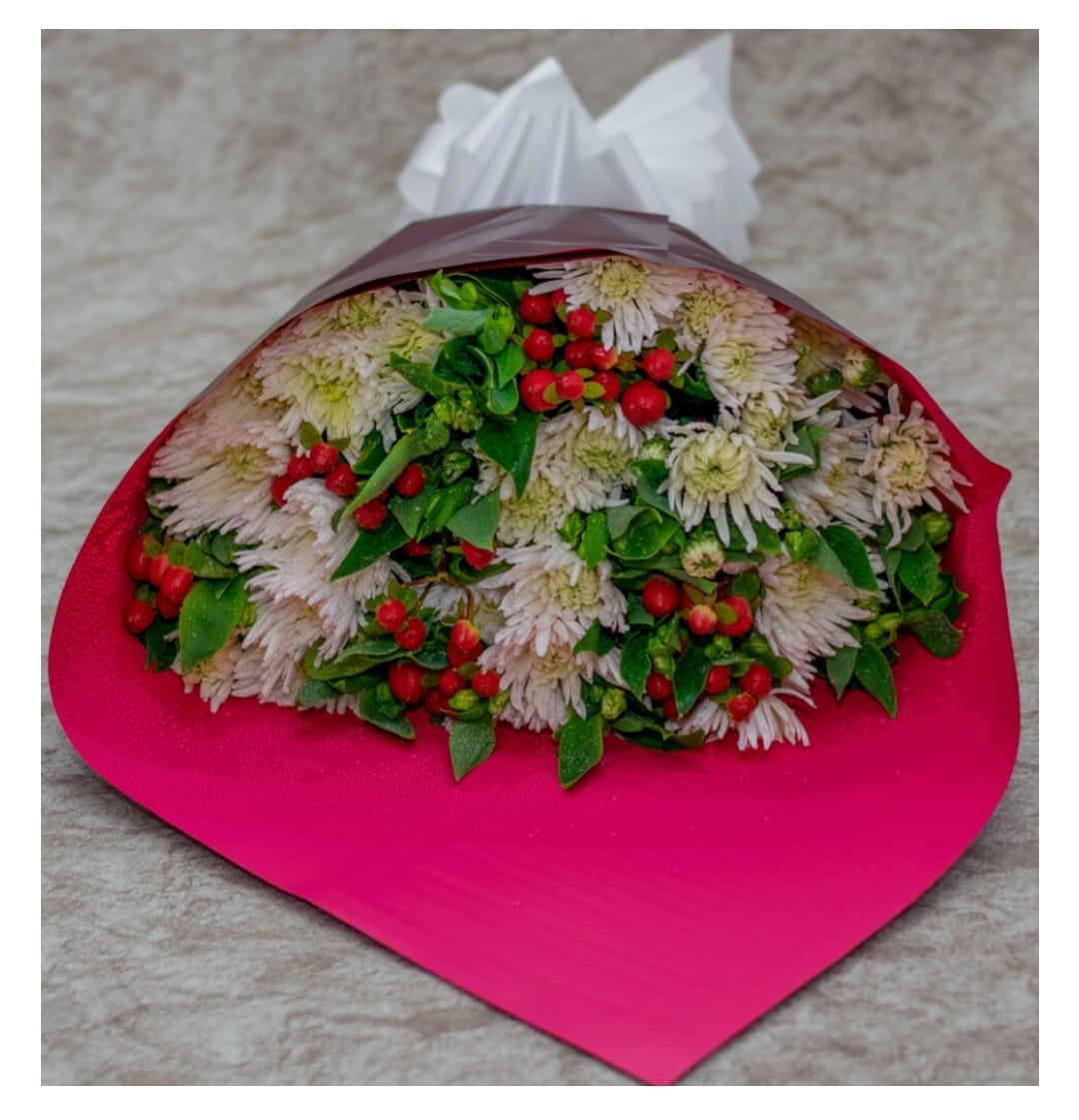 Mums & Berries Bouquet