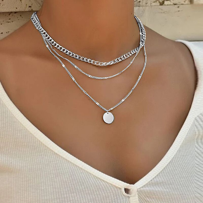 Multi layer necklaces, accessories, collarbone chains, short necklaces, pendants, sweater chains, suitable for both men and women. Multi layer necklaces have a layered feel