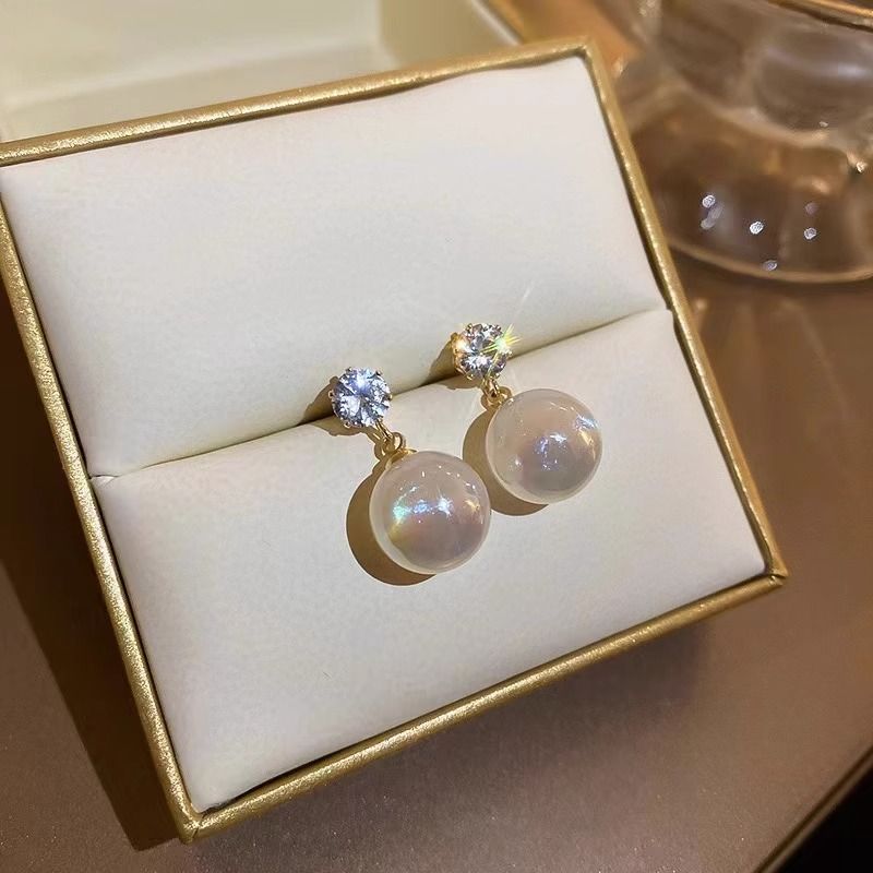 New Sparkling Pearl Female Earrings Senior Light Luxury Temperament Earrings Simple Diamonds Earrings Beautiful New Trend Temperament Silver Pin Earrings