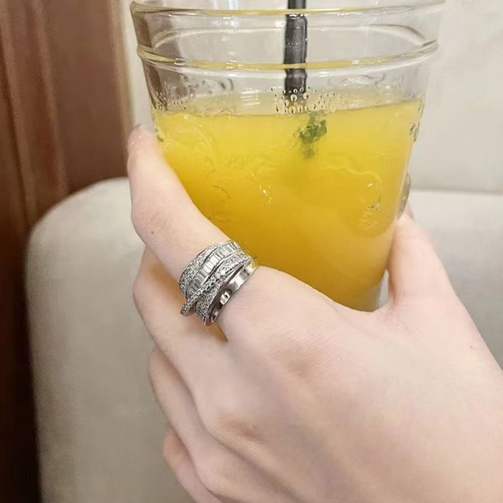 Design an irregular ring set for women with a simple, multi-layered, versatile and elegant personality