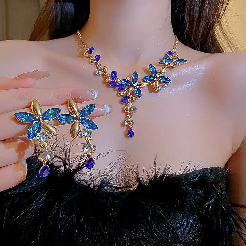 Diamond studded water droplet necklace earring set pendant, luxurious and high-end collarbone chain accessory