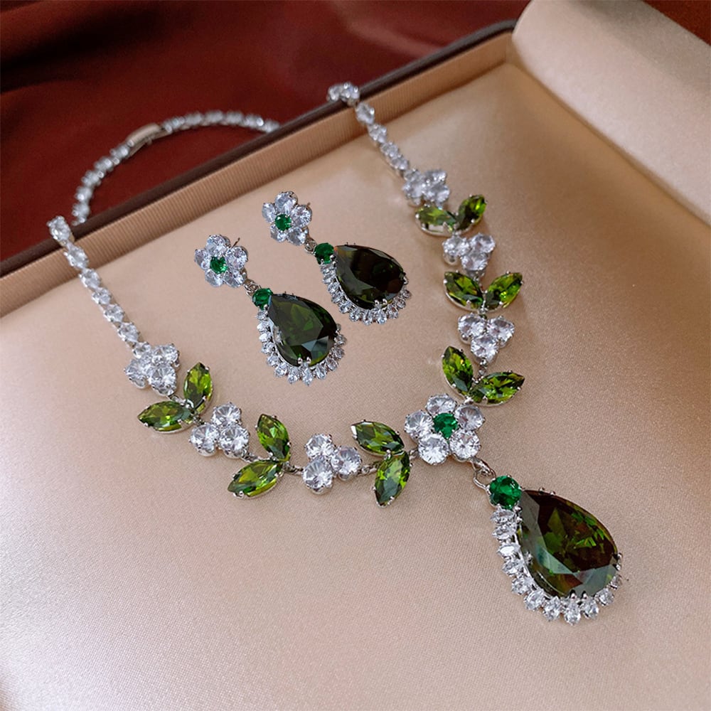 Diamond studded water droplet necklace earring set pendant, luxurious and high-end collarbone chain accessory