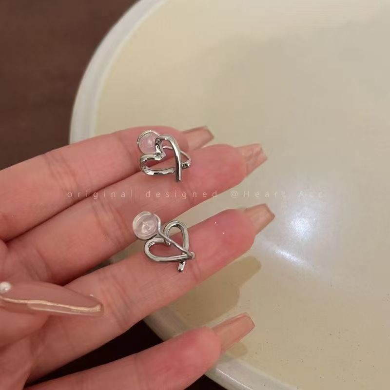 Hollow heart-shaped earrings designed specifically for women, with a novel, sweet, multifunctional, high-end, and minimalist style