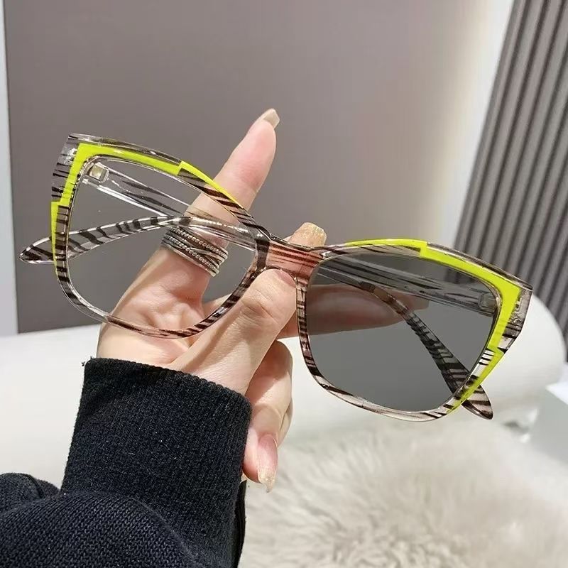New Lightweight Cat Eye Frame Color Changing Glasses Anti Blue Light Photochromic Flat Mirror Women Brand Eyewear Frames