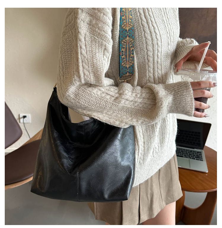Hot Selling Foreign trade high-capacity new retro broadband single shoulder crossbody high-end texture commuting bucket women's bag
