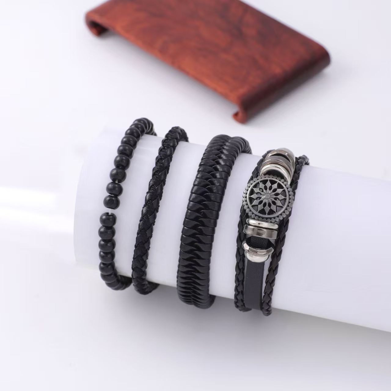 5PCS Men's Watch Set Men's Watch And 4PCS Bracelet Calendar Sports Business Quartz Steel Strip Watch Men's Sports Watch Men's Wrist Watch Three Eyelid Strap Watch Bracelet Set For Daily Wear