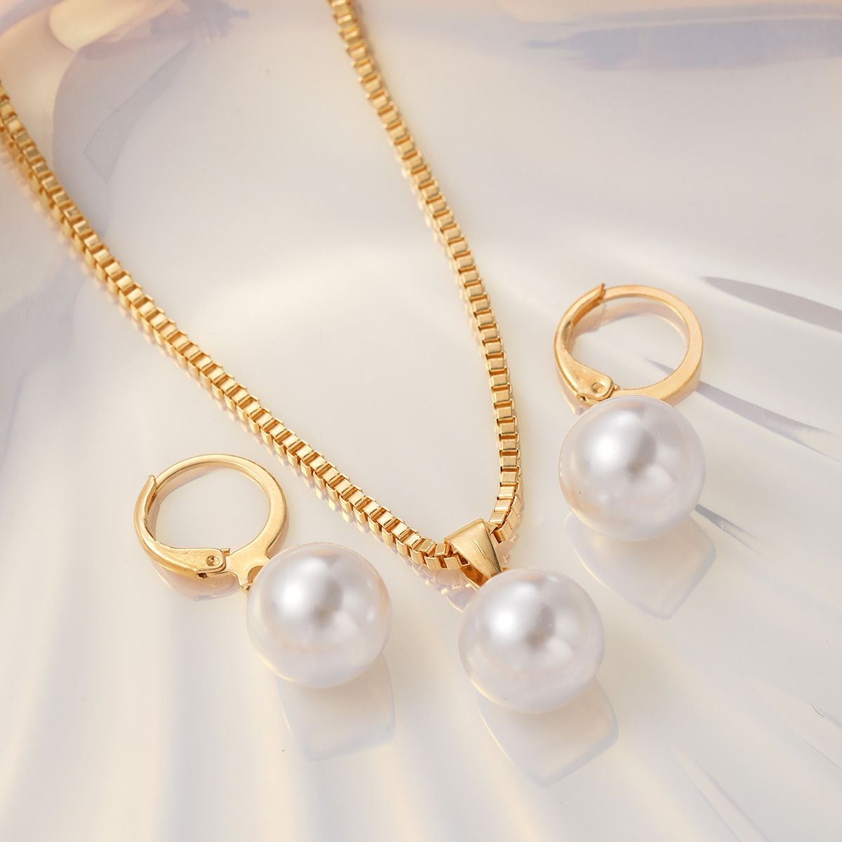 3-Piece Set of New Pendant Jewelry Necklace with Elegant Design Light Luxury Imitation Pearl Earrings Necklace Set