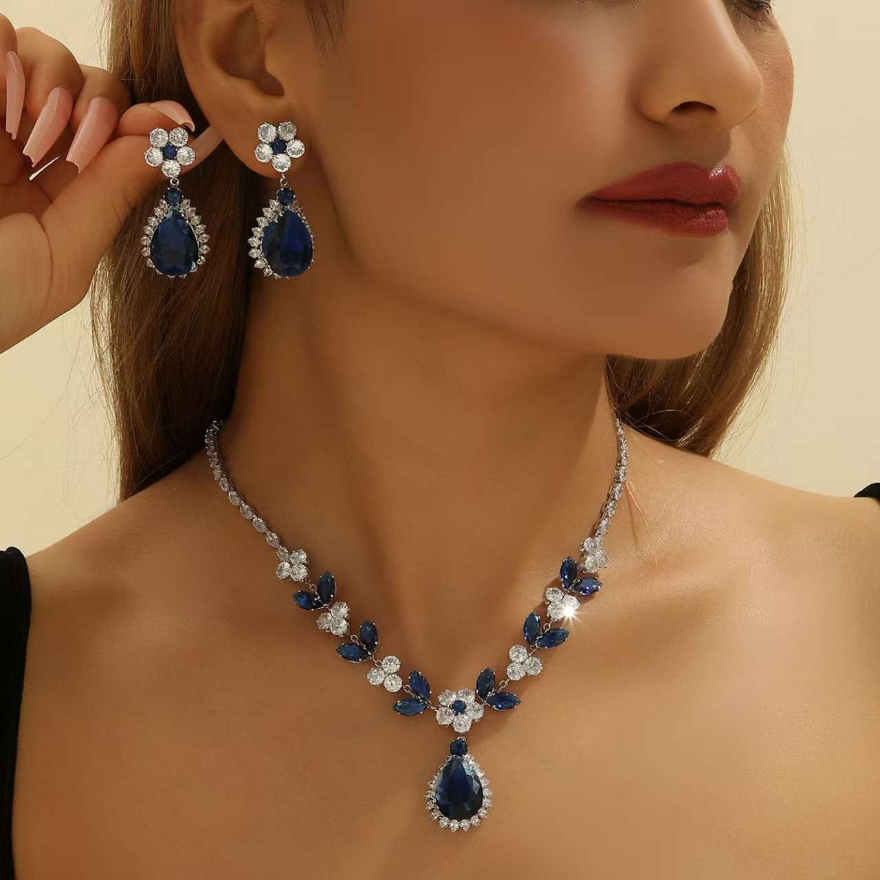 Diamond studded water droplet necklace earring set pendant, luxurious and high-end collarbone chain accessory