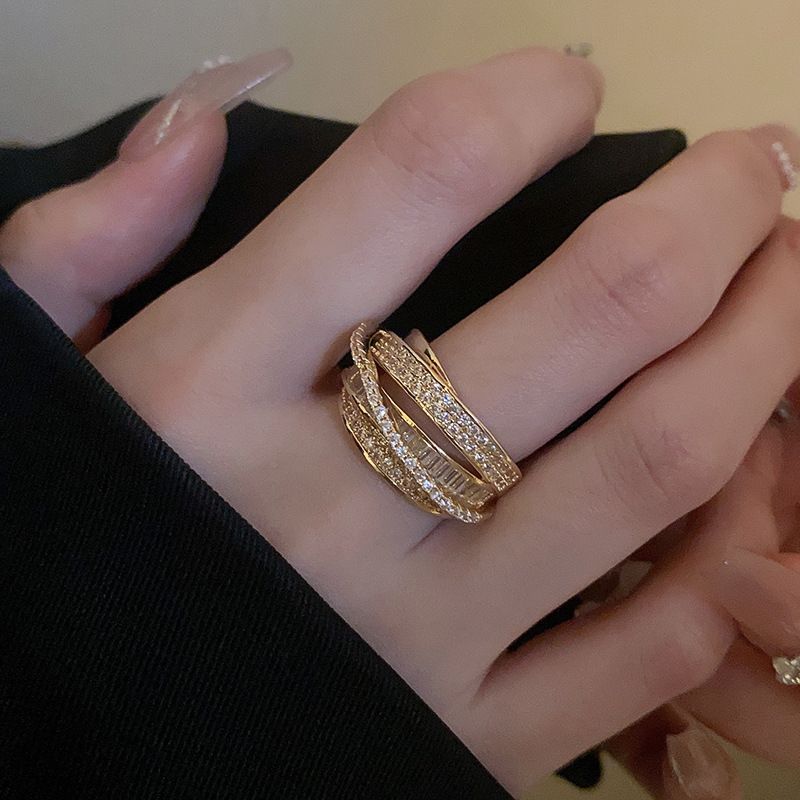 Design an irregular ring set for women with a simple, multi-layered, versatile and elegant personality