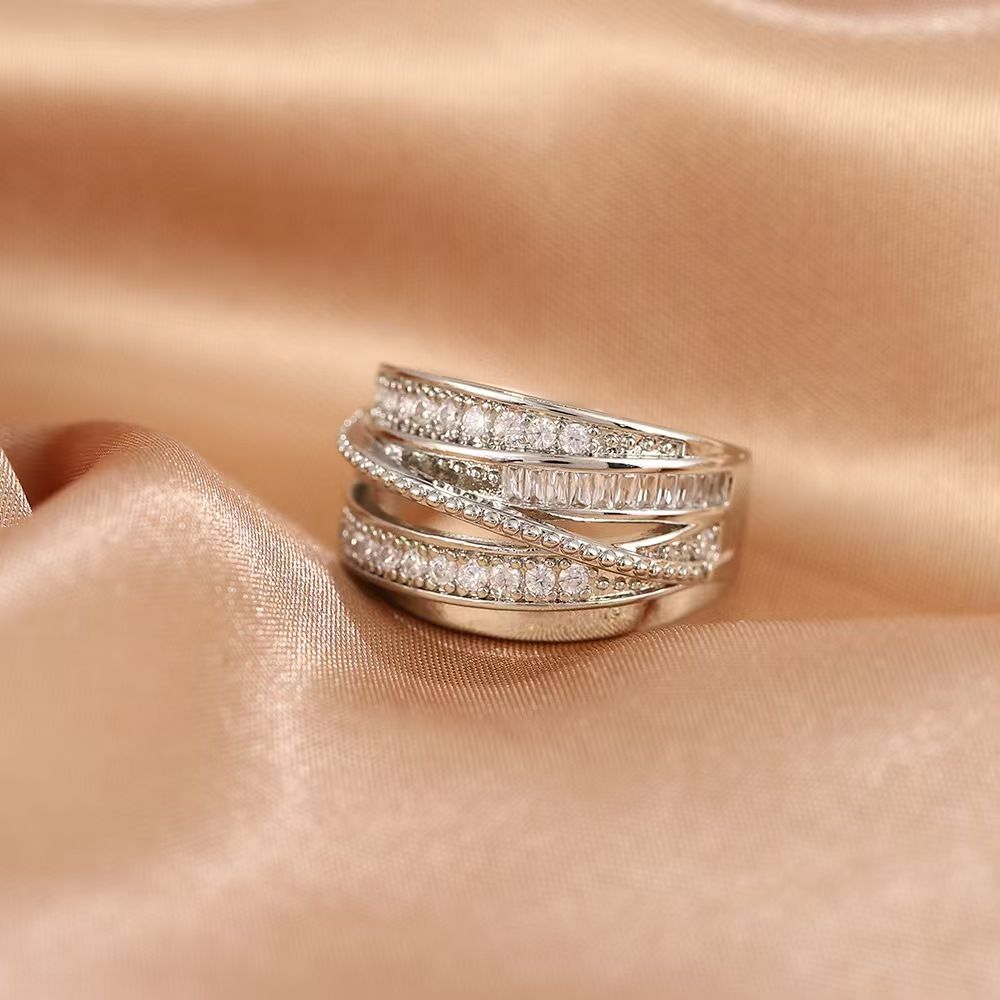 Design an irregular ring set for women with a simple, multi-layered, versatile and elegant personality