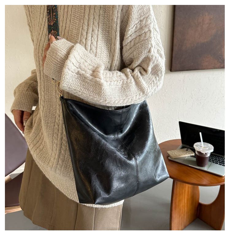 Hot Selling Foreign trade high-capacity new retro broadband single shoulder crossbody high-end texture commuting bucket women's bag