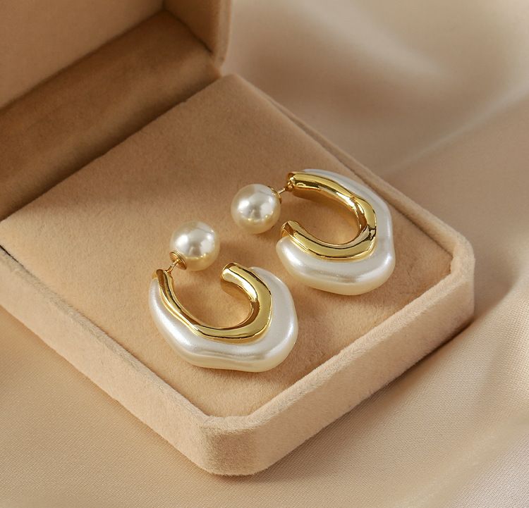 Irregular shaped pearl C-shaped earrings, high-end fashion, simple retro earrings