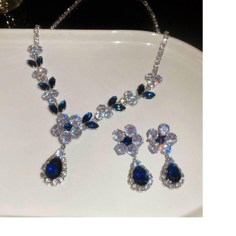 Diamond studded water droplet necklace earring set pendant, luxurious and high-end collarbone chain accessory
