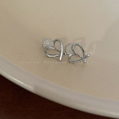 Hollow heart-shaped earrings designed specifically for women, with a novel, sweet, multifunctional, high-end, and minimalist style