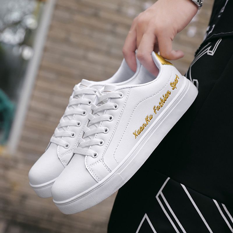 Men's casual PU artificial leather shoes Boys white sports shoes fashion running shoes driving shoes students single shoes athletic skateboarding shoes sneakers white + gold
