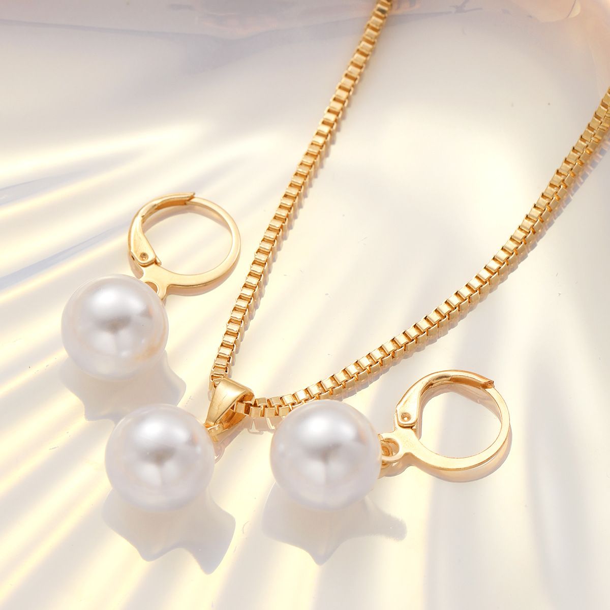 3-Piece Set of New Pendant Jewelry Necklace with Elegant Design Light Luxury Imitation Pearl Earrings Necklace Set