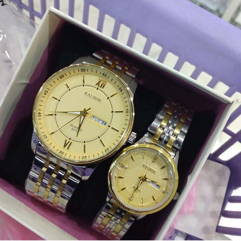 Kalbor Couple Watches Set – Matching His & Hers Round Quartz Wristwatches with Stainless Steel Bands, Splash-Resistant 30 m, Elegant Gift Pack, Classic Black & White Dial Combo