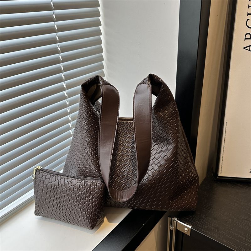 Retro-Chic PU Woven Tote Bag - Spacious Casual Shoulder Bag with Minimalist Design Trendy Pattern for Stylish Commuting Underarm Carry