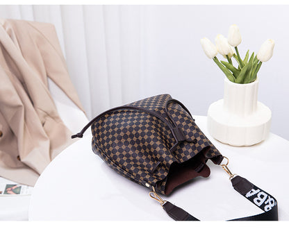 New fashion personality drawstring commuter bag Fashion trend single shoulder crossbody bag