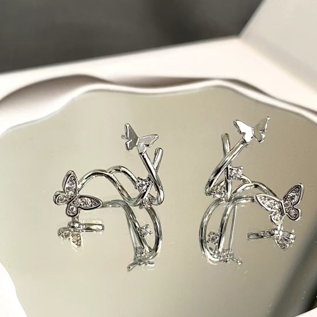 Zircon butterfly earrings with a niche design sense, feature a Korean-style retro personality, are simple yet versatile, exude an elegant temperament, and are fashionable earrings.