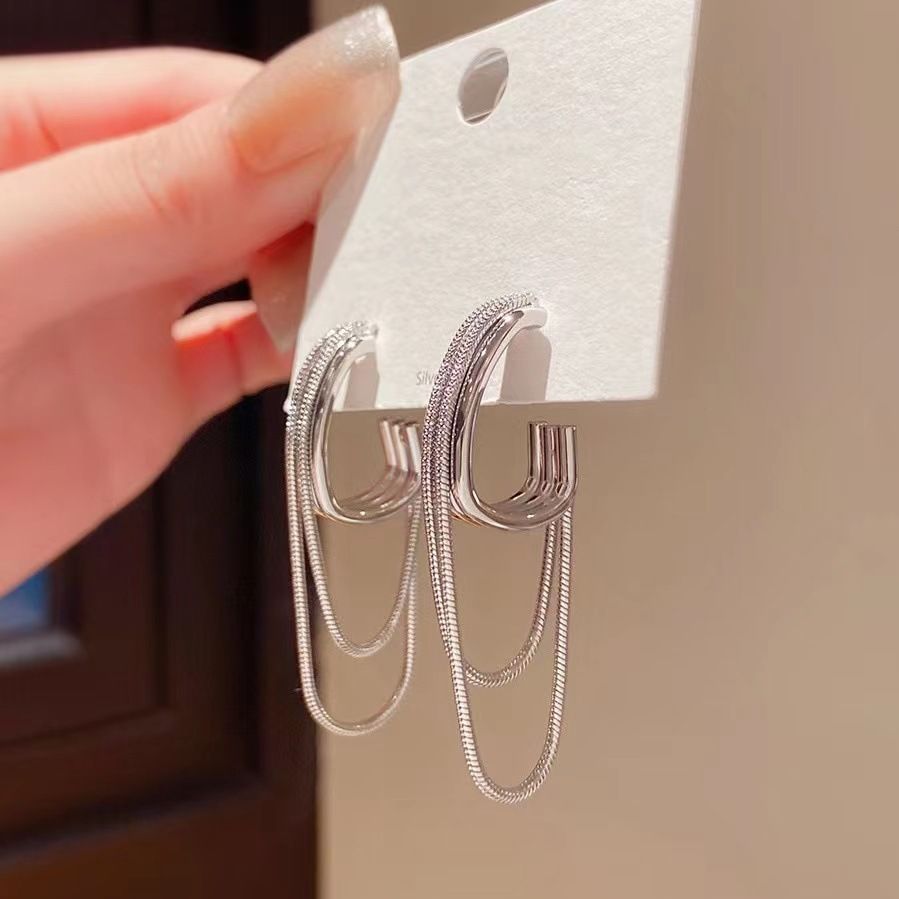 New high-end, light luxury, cool style chain tassel earrings for women with fashionable design and temperament, gold earrings and earrings