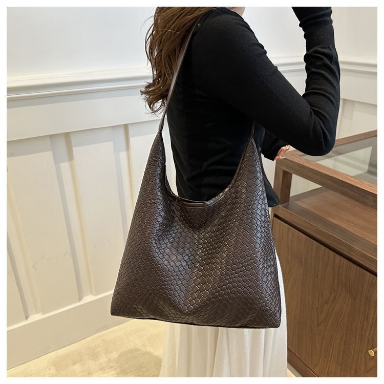 Retro-Chic PU Woven Tote Bag - Spacious Casual Shoulder Bag with Minimalist Design Trendy Pattern for Stylish Commuting Underarm Carry