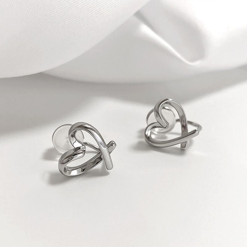 Hollow heart-shaped earrings designed specifically for women, with a novel, sweet, multifunctional, high-end, and minimalist style
