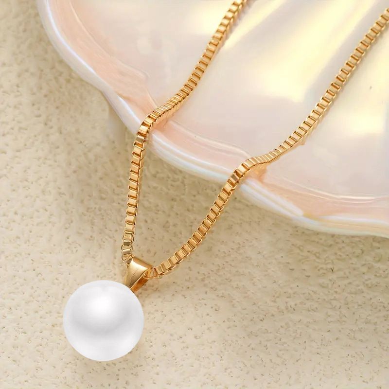 3-Piece Set of New Pendant Jewelry Necklace with Elegant Design Light Luxury Imitation Pearl Earrings Necklace Set