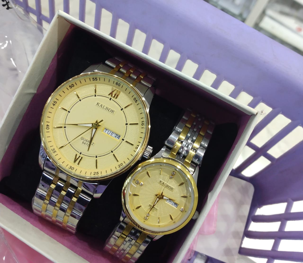 Kalbor Couple Watches Set – Matching His & Hers Round Quartz Wristwatches with Stainless Steel Bands, Splash-Resistant 30 m, Elegant Gift Pack, Classic Black & White Dial Combo