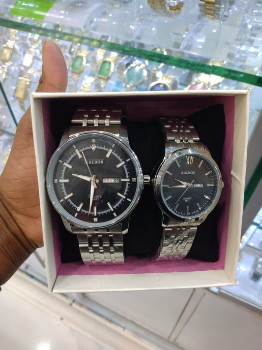 Kalbor Couple Watches Set – Matching His & Hers Round Quartz Wristwatches with Stainless Steel Bands, Splash-Resistant 30 m, Elegant Gift Pack, Classic Black & White Dial Combo