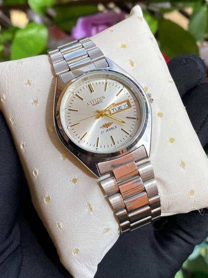 CITIZEN WATCH DAY & DATE DISPLAY STAINLESS STEEL FINISH WATER RESISTANT LUMINOUS DIAL ENGRAVING SERVICES