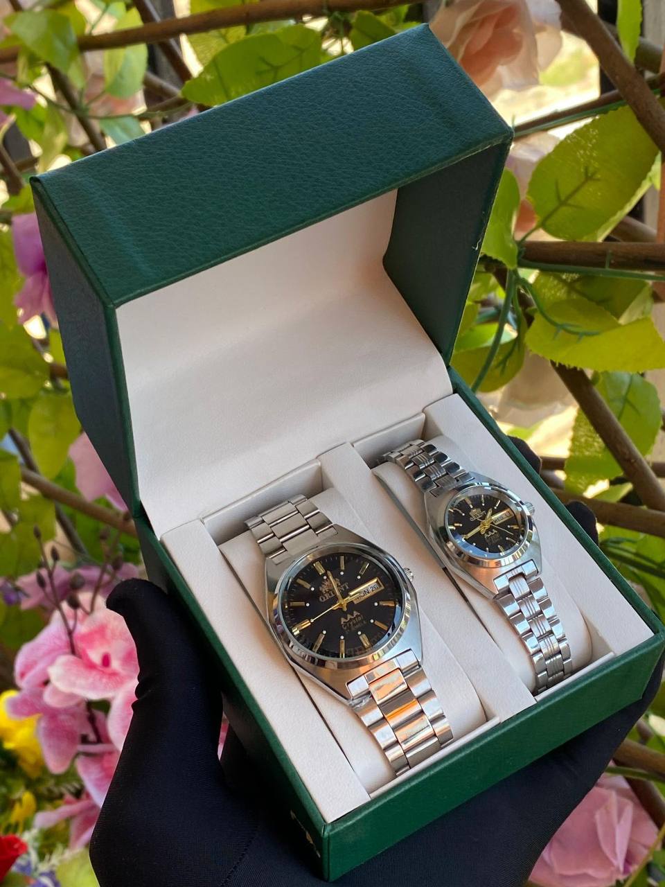 COUPLE SEIKO X ORIENT DAY AND DATE DISPLAY WATER RESISTANT BATTERY POWERED STAINLESS STEEL ENGRAVING SERVICES COUPLE BOX