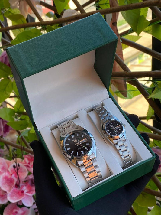 COUPLE SEIKO X ORIENT DAY AND DATE DISPLAY WATER RESISTANT BATTERY POWERED STAINLESS STEEL ENGRAVING SERVICES COUPLE BOX