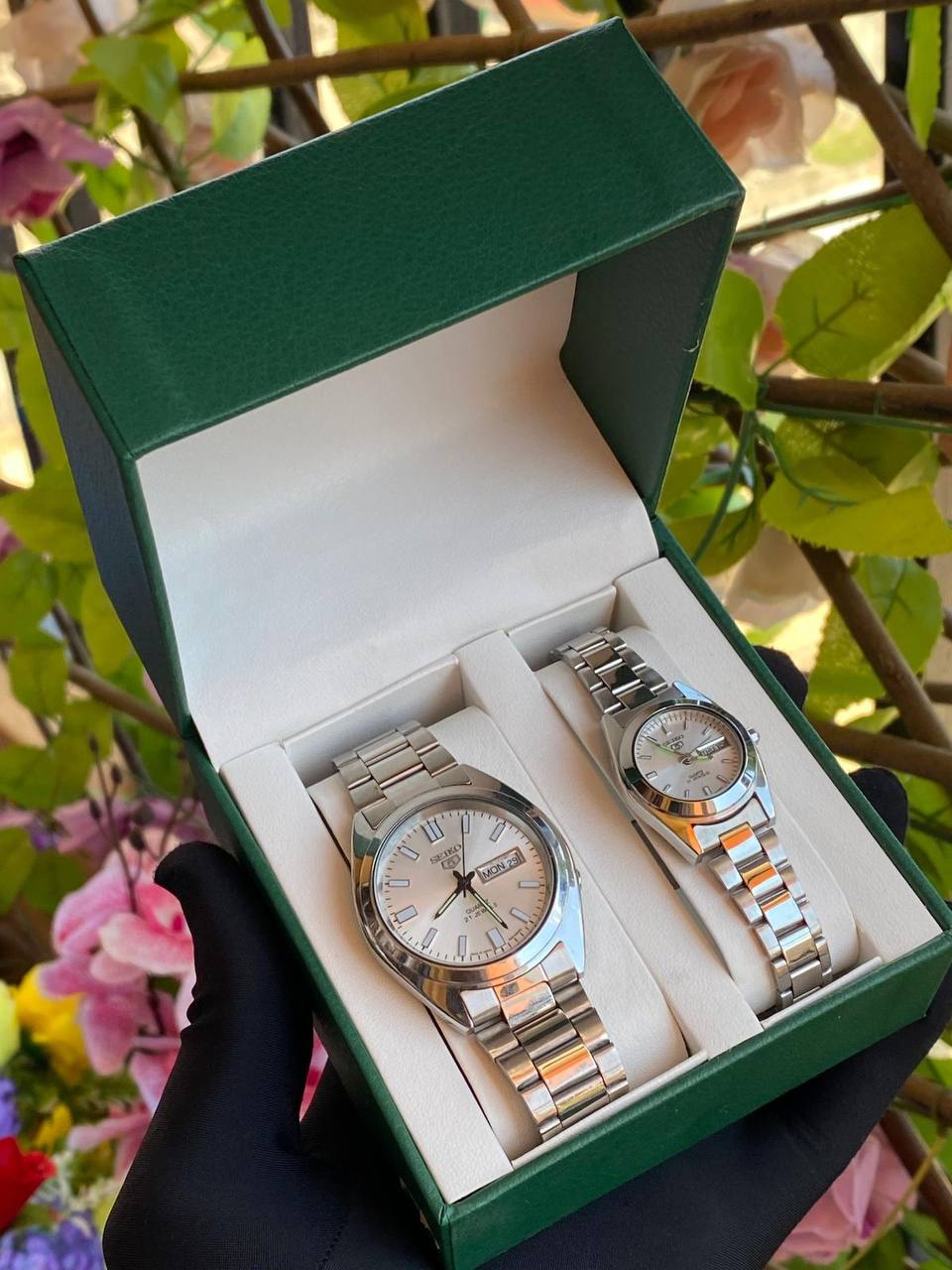 COUPLE SEIKO X ORIENT DAY AND DATE DISPLAY WATER RESISTANT BATTERY POWERED STAINLESS STEEL ENGRAVING SERVICES COUPLE BOX