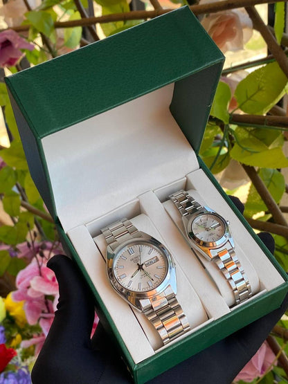 COUPLE SEIKO X ORIENT DAY AND DATE DISPLAY WATER RESISTANT BATTERY POWERED STAINLESS STEEL ENGRAVING SERVICES COUPLE BOX