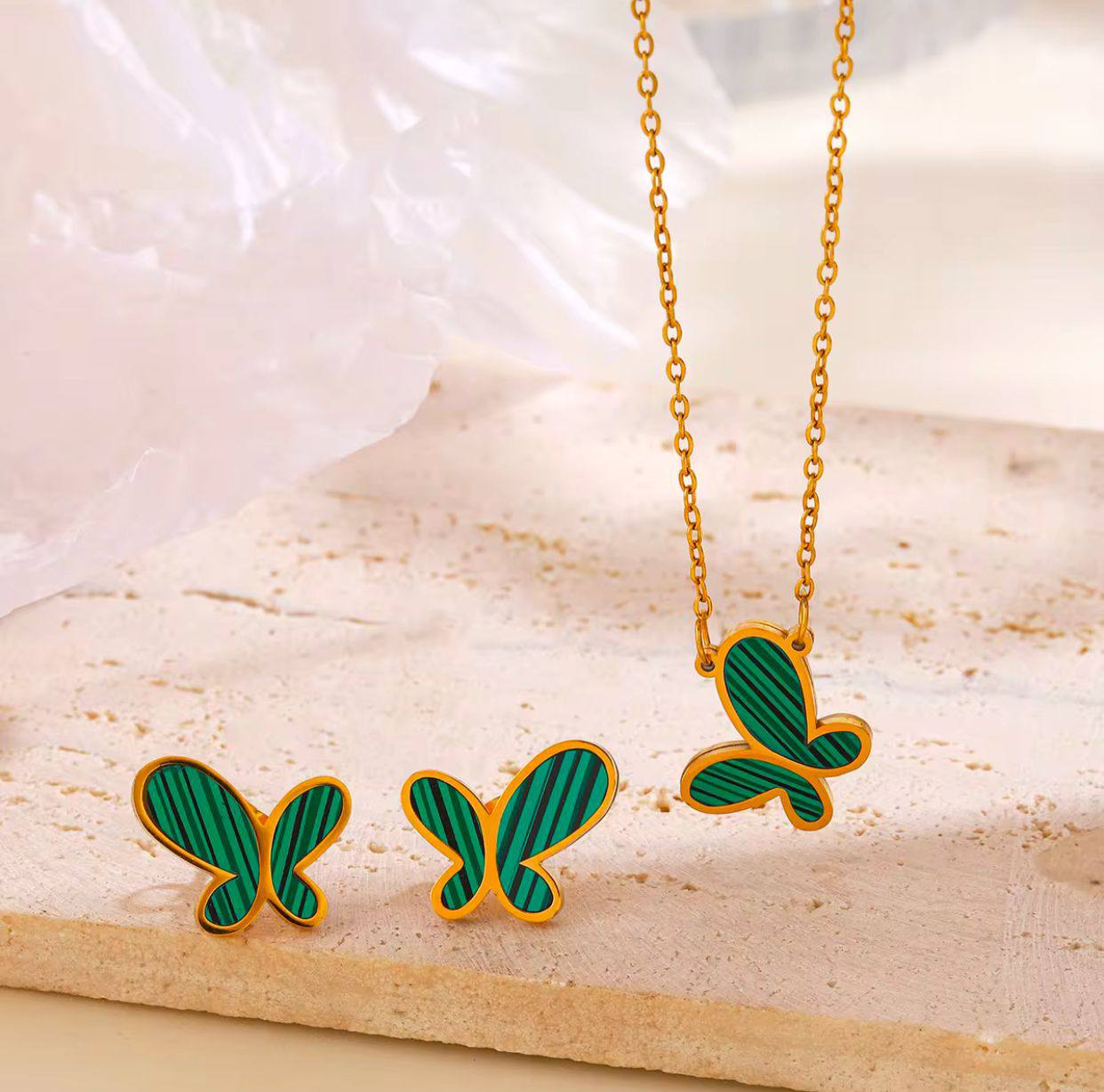 MATCHING JEWELLERY SET NECKLACE EARRINGS ⃣HYPOALLERGENIC ⃣STAINLESS STEEL ⃣NON FADE JEWELLERY BOX ENQUIRIES