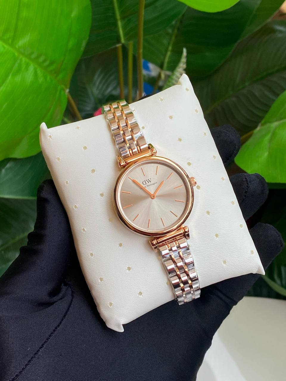 DANIEL WELLINGTON (DW) LADIES WATCH STAINLESS STEEL BATTERY POWERED WATER RESISTANT ENGRAVING SERVICES ENQUIRIES