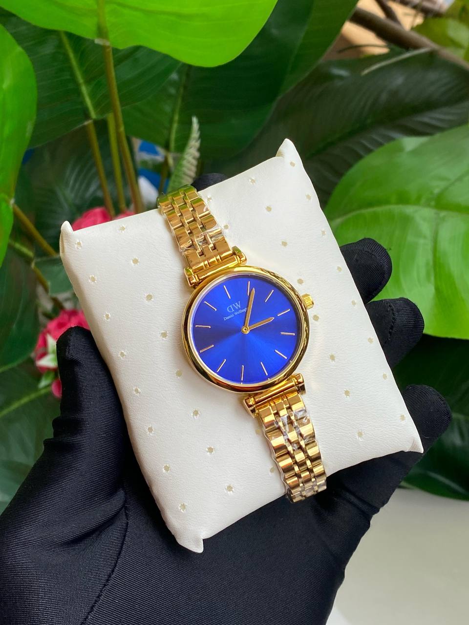 DANIEL WELLINGTON (DW) LADIES WATCH STAINLESS STEEL BATTERY POWERED WATER RESISTANT ENGRAVING SERVICES ENQUIRIES