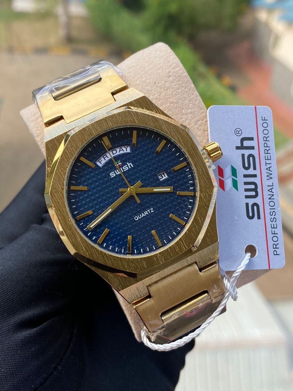 SWISH GENTS WATCH DAY&DATE DISPLAY BATTERY POWERED STAINLESS STEEL WATER RESISTANT TWO-TONE GOLDBLACK ENQUIRIES