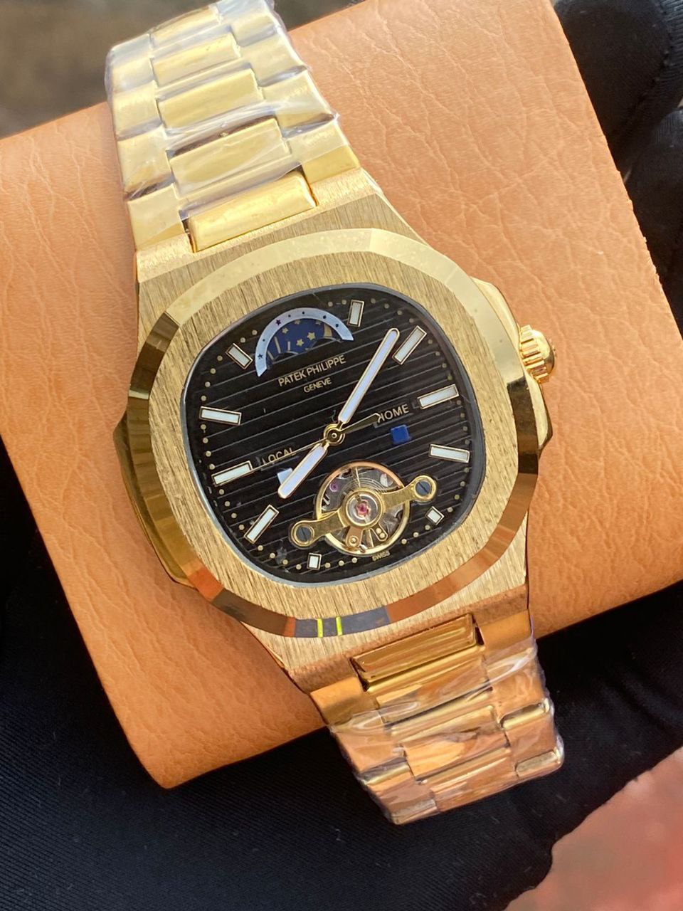 FORSINING AUTOMATIC GENTS WATCH AUTOMATIC MOVEMENT WATER RESISTANT COMES A BRANDED GIFT BOX