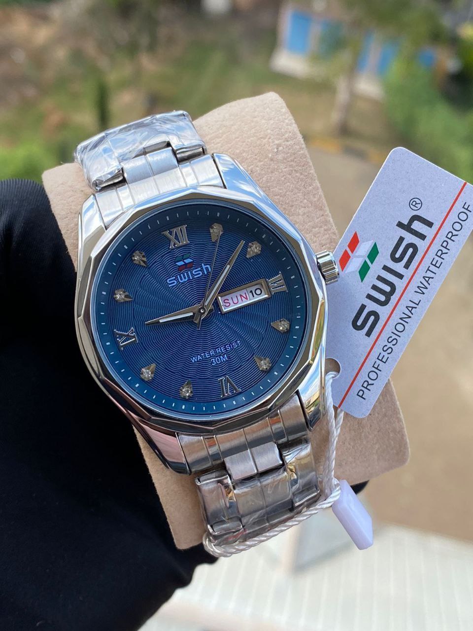 SWISH GENTS WATCH DAY&DATE DISPLAY BATTERY POWERED STAINLESS STEEL WATER RESISTANT TWO-TONE GOLDSILVER