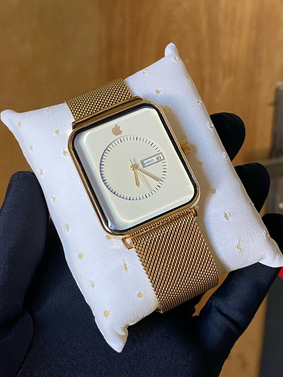 APPLE DAY & DATE WATCH WATER RESISTANT DAY AND DATE DISPLAY MESH STRAP MAGNETIC BUCKLE ENQUIRIES