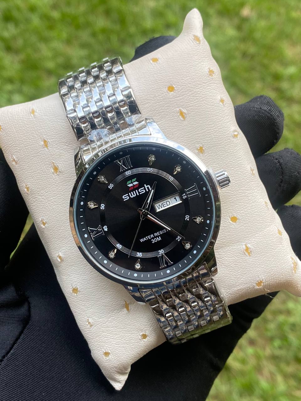 SWISH GENTS WATCH DAY&DATE DISPLAY WATER RESISTANT STAINLESS STEEL BATTERY POWERED ENQUIRIES