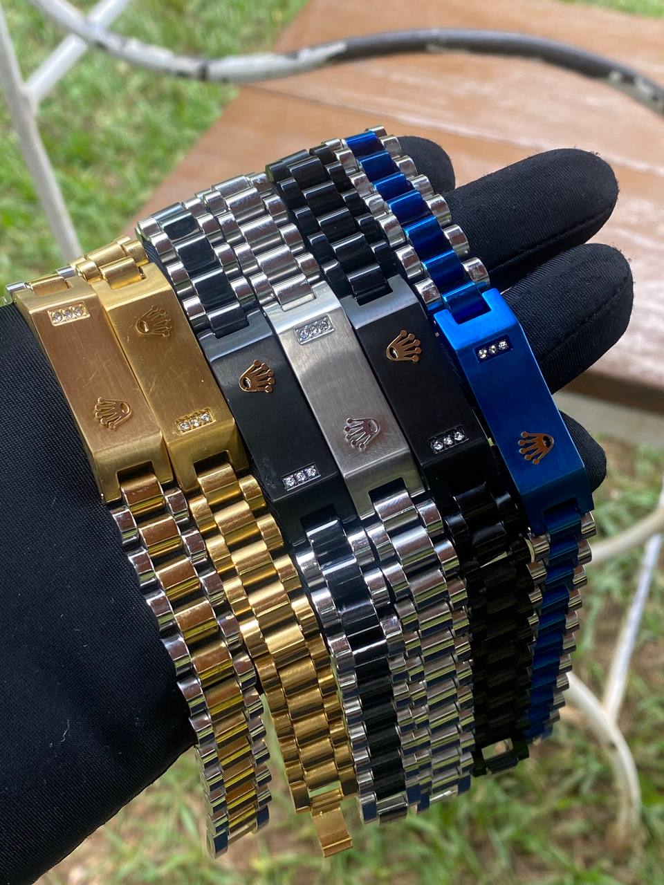 SWISH STYLISH GENTS WATCH DAY/DATE DISPLAY BATTERY POWERED STAINLESS STEEL WATER RESISTANT ENQUIRIES