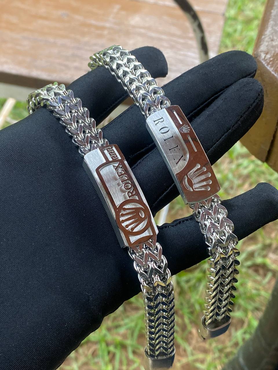 SWISH STYLISH GENTS WATCH DAY/DATE DISPLAY BATTERY POWERED STAINLESS STEEL WATER RESISTANT ENQUIRIES