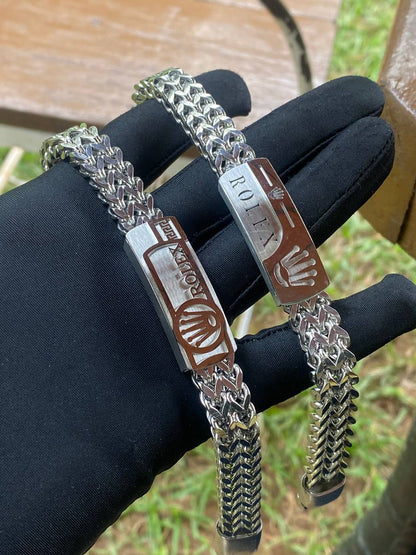 SWISH STYLISH GENTS WATCH DAY/DATE DISPLAY BATTERY POWERED STAINLESS STEEL WATER RESISTANT ENQUIRIES